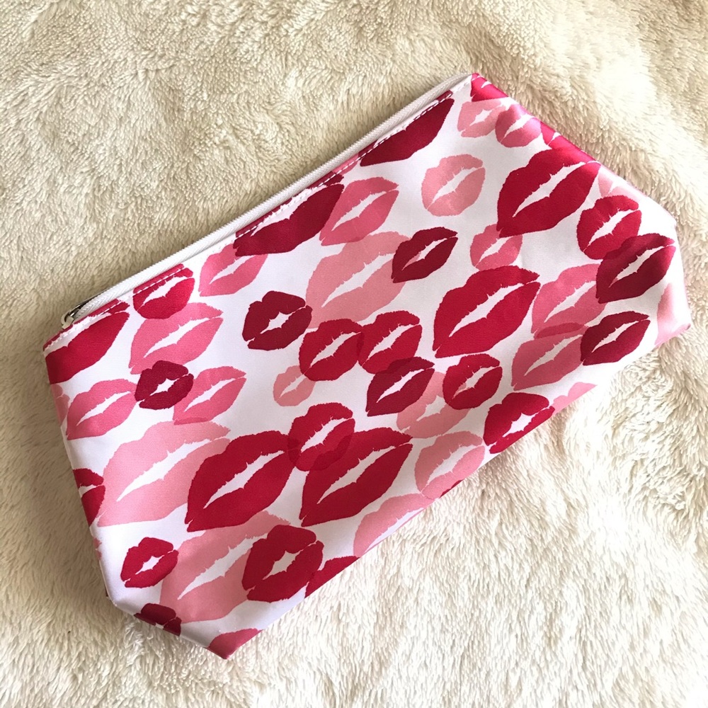Clinique kissy lips bag